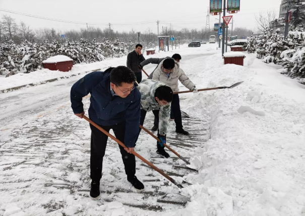 E8体育（中国）体育官方网站
组织全体员工扫雪除冰(图2)