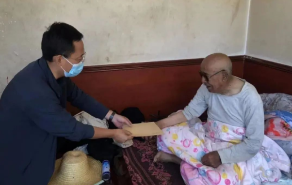 E8体育(中国)体育官方网站
赴帮扶村对接工作并慰问困难党员(图2) E8体育(中国)体育官方网站
赴帮扶村对接工作并慰问困难党员(图2)
