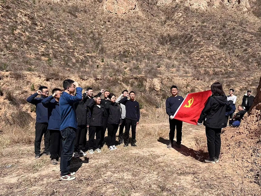 E8体育（中国）体育官方网站
开展义务植树活动(图3)